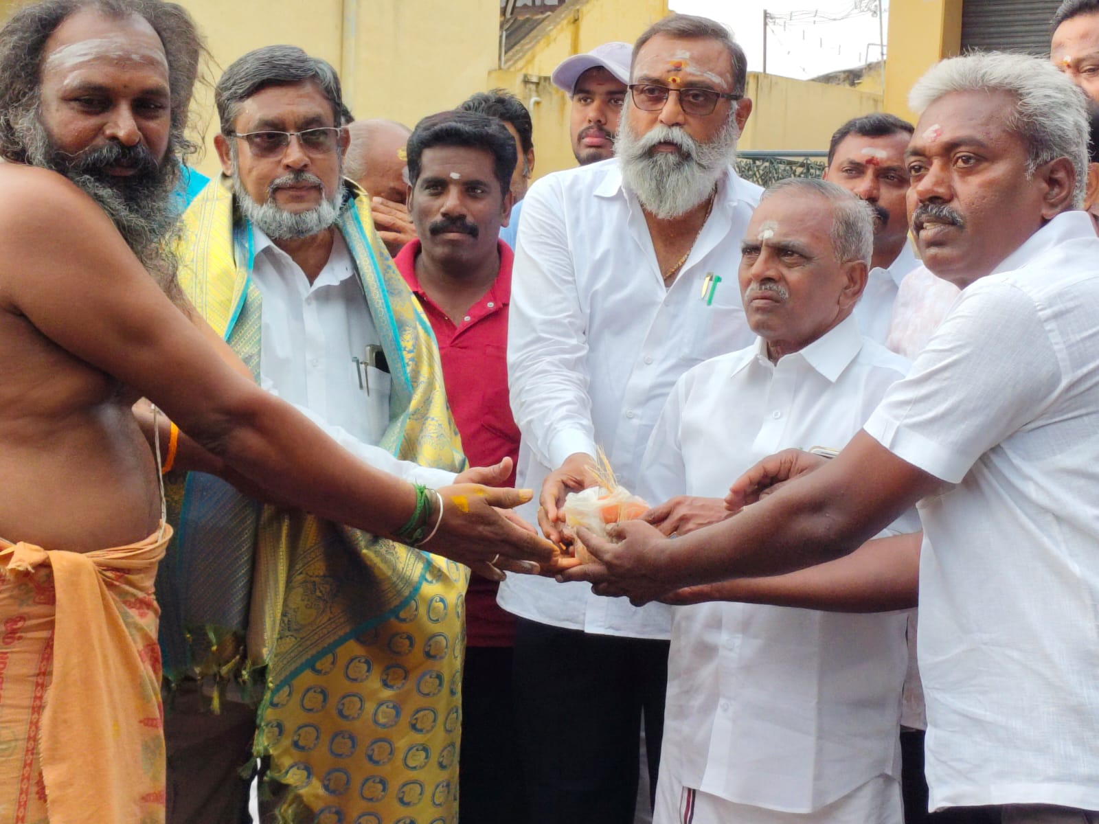 நம் பள்ளியில் புதிய கூடைப்பந்தாட்ட  மைதானம் அமைக்க பூமிபூஜை செய்த நிகழ்ச்சி. - Photo 4