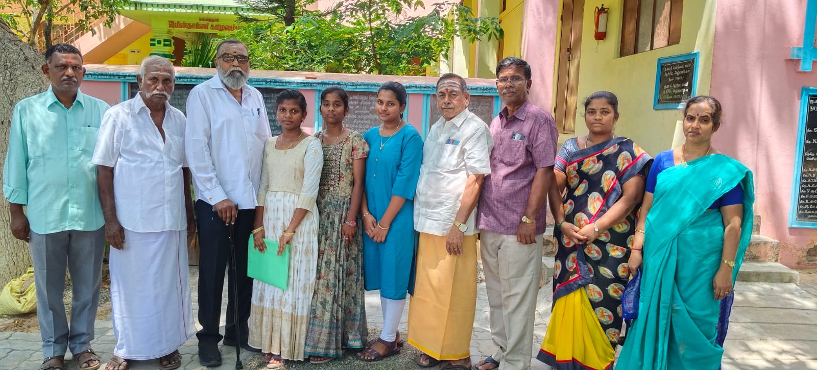பத்தாம் வகுப்பு பொதுத்தேர்வில், நமது மேல்நிலை பள்ளி மற்றும் மெட்ரிக் பள்ளிகளில் முதல் 3 இடங்களை பிடித்த மாணவிகள் மற்றும் அவர்களது பெற்றோர்களுடன். - Photo 2
