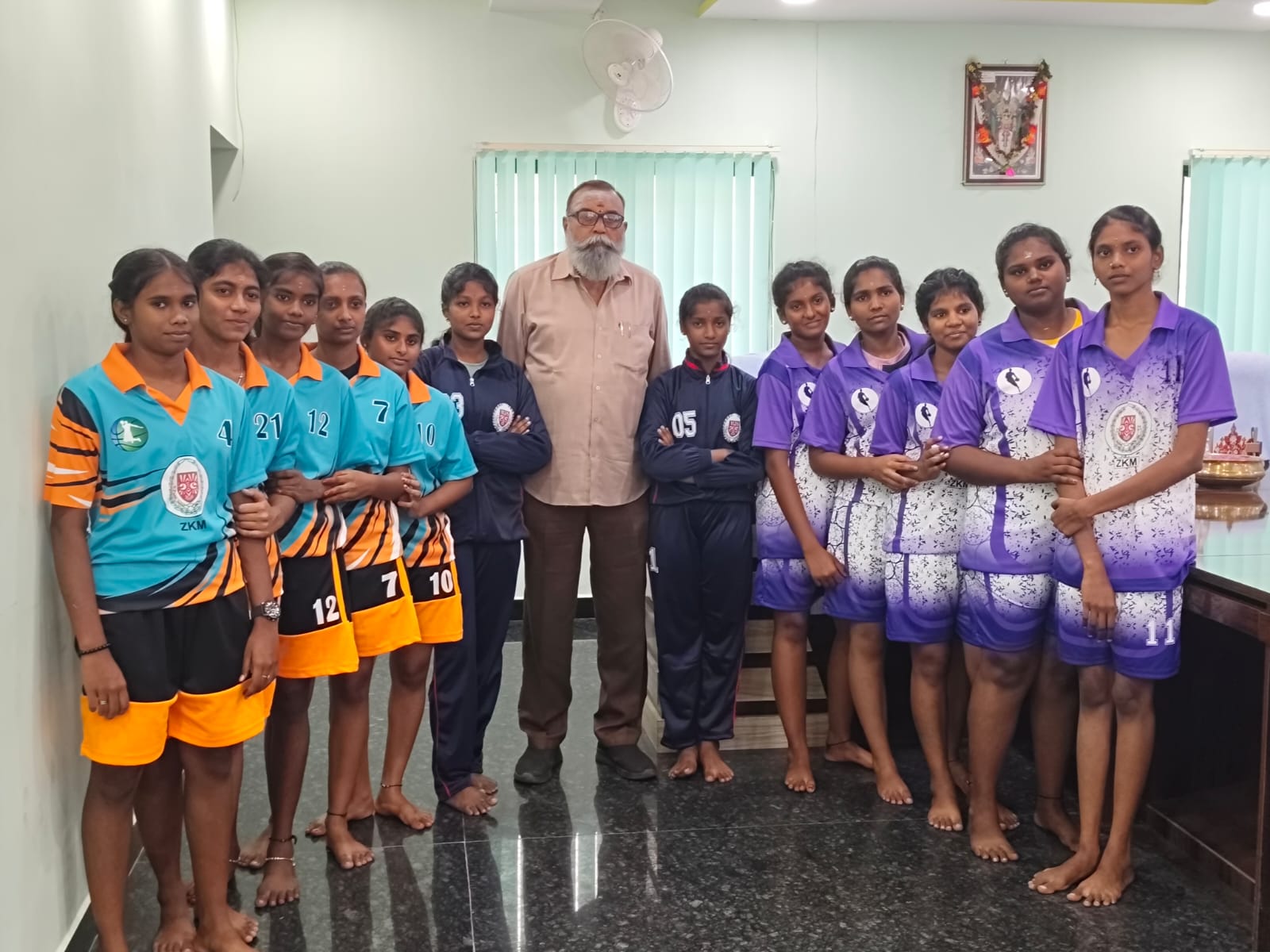 நம் மேல்நிலைப்பள்ளி மாணவிகள் மாவட்ட அளவிலான  "வில்லுப்பாடு" போட்டியில் வென்று வந்தபோது - Photo 1