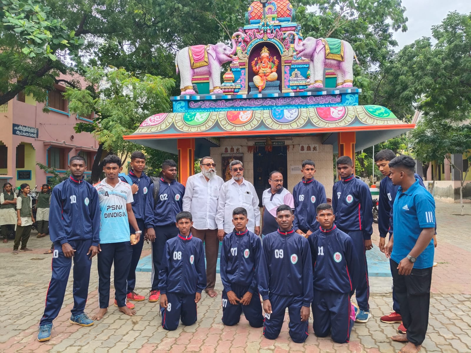 நம் மேல்நிலைப்பள்ளி மாணவிகள் மாவட்ட அளவிலான  "வில்லுப்பாடு" போட்டியில் வென்று வந்தபோது - Photo 3